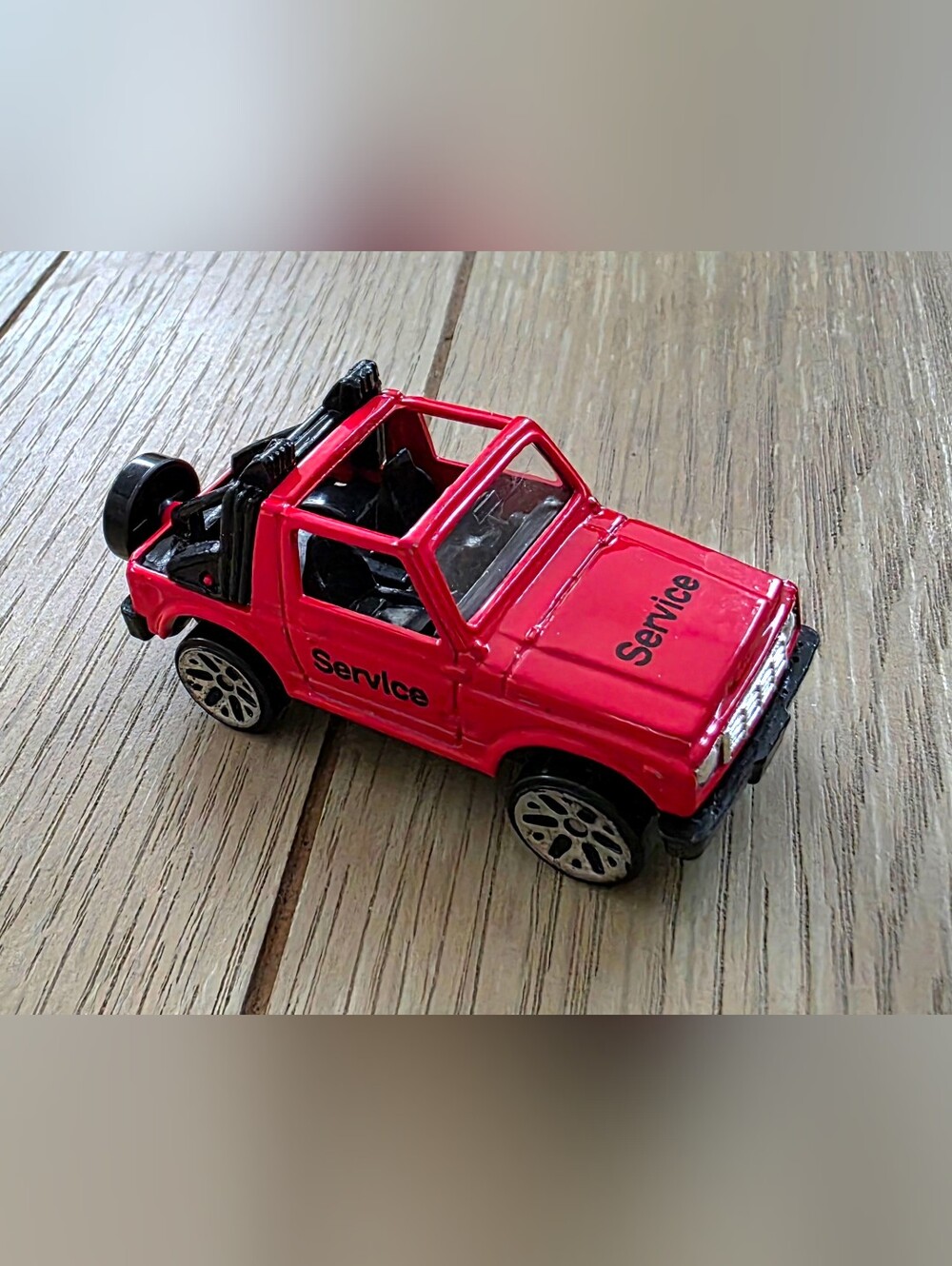 Maisto Suzuki 1986-1995 SJ4130 Samurai 4x4 SUV Red Service Vehicle 1:64 Diecast